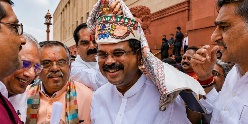 धर्मेंद्र प्रधान संसद पहुंचे, NDA सांसदों ने किया स्वागत