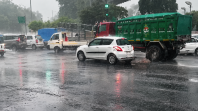 भारी बारिश में नोएडा मेट्रो स्टेशन का डिवाइडर गिरा